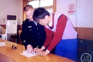 国足今日返程球迷在酒店等球员签名，张琳芃未吃早餐直接上了大巴